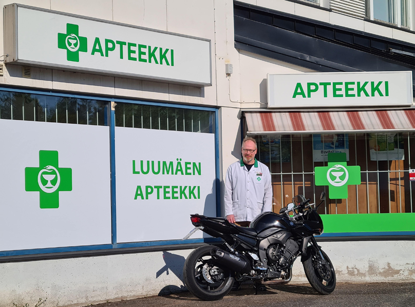 Apteekkari Lehmuskero kulkee työmatkat edelleenkin sään salliessa moottoripyörällään.